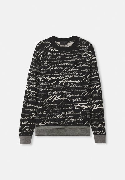 Schwarzer Pullover mit einem strukturierten Muster aus weißer, handschriftähnlicher Schrift. Gerippte Bündchen und Saum, runder Ausschnitt, mittelschwere Stoffqualität.