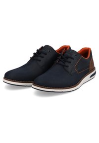 Dunkelblaue Schuhe mit einer strukturierten Oberseite, braunen Akzenten und orangefarbenem Innenfutter. Sie haben eine weiße Sohle mit dekorativer Naht und einer Schnürdesign.