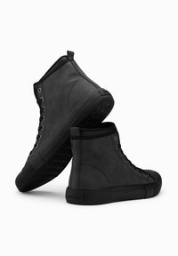 Schwarze High-Top-Sneaker mit glatter Textur, ausgestattet mit Metallösen, Gummisohlen und einem minimalistischen Design. Keine sichtbaren Logos oder Muster.