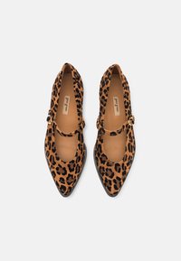 Pointed-toe flats in brown and black leopard print, made of suede with a strap featuring a gold buckle. Smooth inner lining.