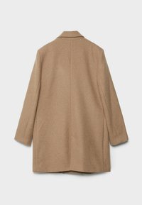Manteau en laine beige avec col cranté, manches longues et silhouette droite. Le dos présente des coutures minimales et aucun élément métallique.