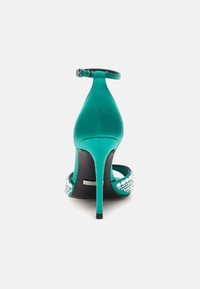 Guess SANDALETTE KABLE SCHMUCKAPPLIKATIONEN - Sandali con tacco - grün