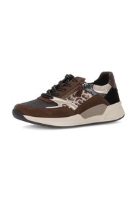 Bruine en zwarte sneaker met suède en leren materialen, accenten in dierenprint, een gestructureerde tussenzool en zwarte veters.
