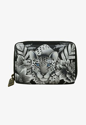 Portemonnee van stof met een zwart-wit luipaardontwerp, omringd door botanische elementen en blauwe accenten. Gouden ritshardware.