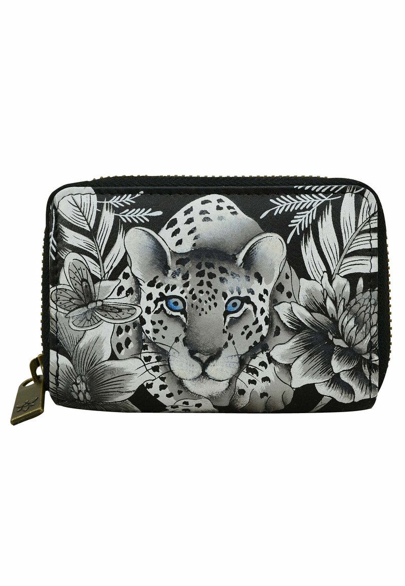 Tasche aus Stoff mit einem Schwarz-Weiß-Leopardenmuster, umgeben von botanischen Elementen und blauen Akzenten. Goldene Reißverschlussbeschläge.