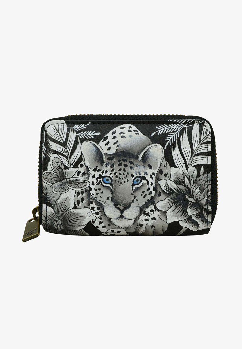 Tasche aus Stoff mit einem Schwarz-Weiß-Leopardenmuster, umgeben von botanischen Elementen und blauen Akzenten. Goldene Reißverschlussbeschläge.