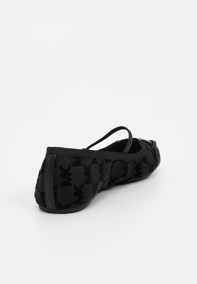 Zwarte ballerina van een textuurstof met een herhalend patroon. Inclusief een dunne band en een gladde zool. Eenvoudig, rond silhouet.