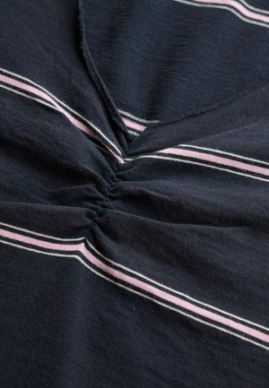 Marineblauwe stof met roze en witte horizontale strepen, samengebracht en gestikt in het midden, waardoor een geplooid detail ontstaat.