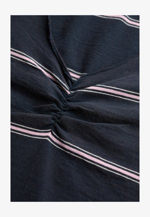 Marineblauwe stof met roze en witte horizontale strepen, samengebracht en gestikt in het midden, waardoor een geplooid detail ontstaat.