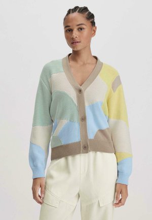 Cardigan multicolore con texture a maglia, design a V e cinque bottoni. I colori includono verde, blu, giallo e beige in un motivo geometrico.