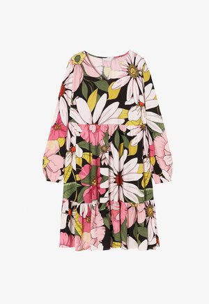 Abito floreale con maniche lunghe, caratterizzato da grandi fiori rosa e bianchi su uno sfondo nero, design a strati e vita arricciata.