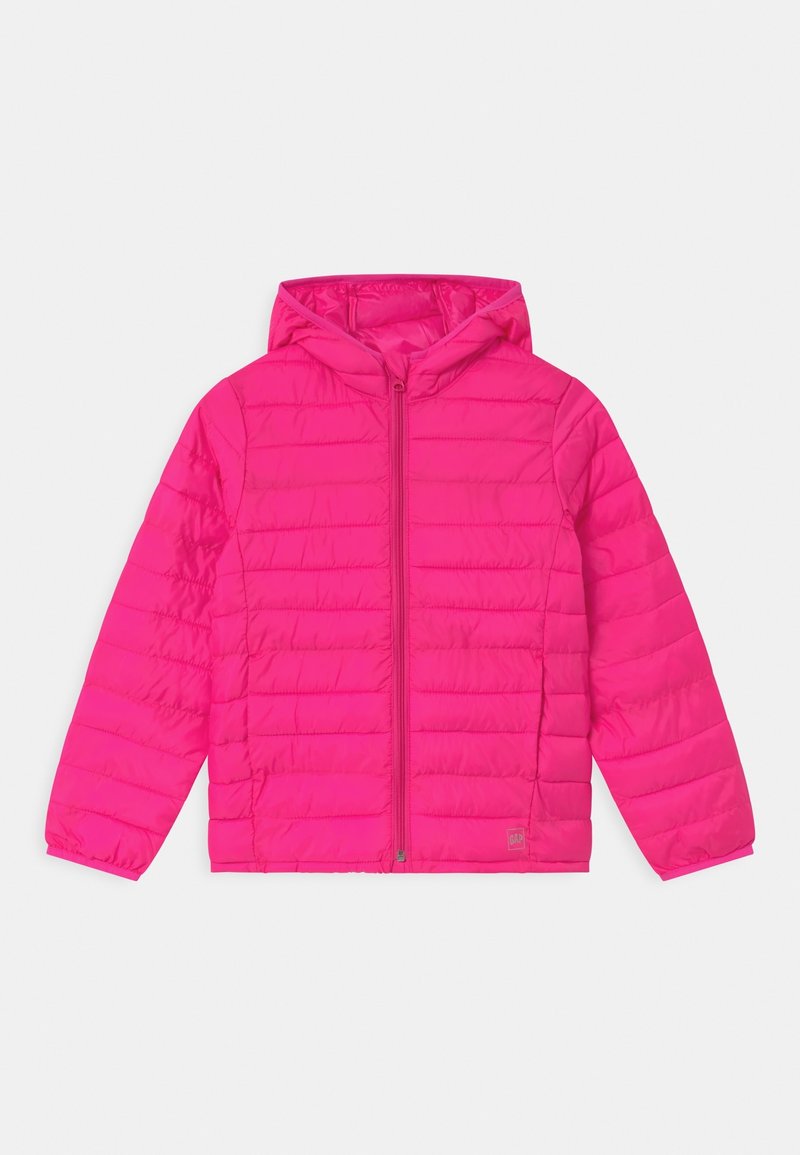 Růžová puffer bunda s kapucí na zip, která má prošívané linie a jemnou, hladkou texturu. Navržena pro teplo a pohodlí.