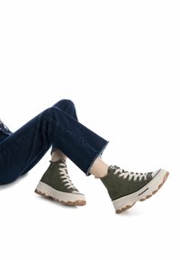 Refresh Zapatillas altas - kakhi