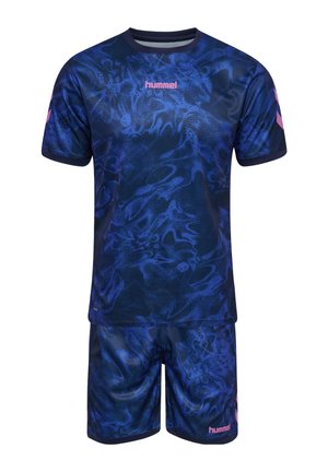 Dunkelblaues Sporttrikot und Shorts mit wirbelndem hellblauem Muster, pinke "hummel" Logos auf Brust und Shorts sowie pinke Chevron-Streifen an Ärmeln und Seiten.