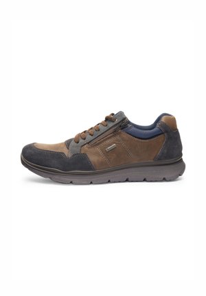 Herrensneaker in lässigem Stil mit braunem Leder, dunkelgrauem Wildleder, blauem Mesh-Kragen, braunen Schnürsenkeln, seitlichem Reißverschluss und strukturierter grauer Gummisohle.