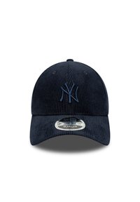 Μπλε σκούρο καπέλο μπέιζμπολ από κορδούρα με κεντημένο λογότυπο στο μπροστινό μέρος, κυρτό γείσο και ρυθμιζόμενο λουράκι στο πίσω μέρος.