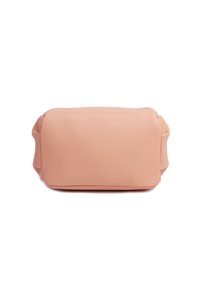 Borsa in pelle pesca con forma rettangolare, superficie testurizzata, bordi curvi e accenti ripiegati sui lati, che conferiscono un aspetto strutturato.