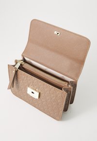 Tanová texturovaná peněženka se zlatým zavíráním. Obsahuje vnitřní zipovou kapsu a více slotů na karty. Vzorovaný design na vnější straně.