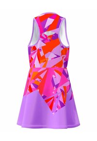 Robe sans manches colorée avec un motif géométrique dans des teintes de rose, rouge et violet ; tissu doux avec une jupe évasée.