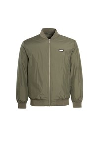 Giacca bomber verde oliva con zip frontale, polsini e orlo a coste, e una piccola patch rettangolare con logo sul petto sinistro. Materiale leggero.