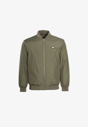 Olivgrüne Bomberjacke mit Reißverschluss vorne, gerippten Bündchen und Saum sowie einem kleinen rechteckigen Logo-Patch auf der linken Brust. Leichtes Material.