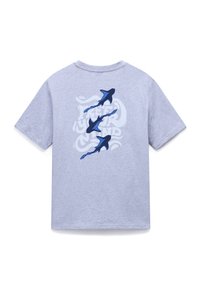 Lysegrå kortærmet skjorte med tre blå stiliserede hajer og hvid abstrakt tekst på ryggen.