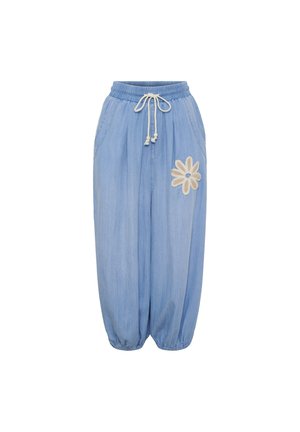 Lyseblå, løstsiddende bukser med elastisk linning, snøre, elastiske manchetter og hvid blomsterpålægning på højre lår.