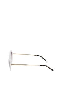 Witte cat-eye zonnebril met gradient lenzen, gouden metalen armen en zwarte schildpadaccenten op de veren.