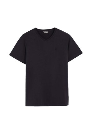 Camiseta negra de cuello en V hecha de suave algodón. Mangas cortas, un corte relajado y un pequeño logotipo de la marca en el pecho.