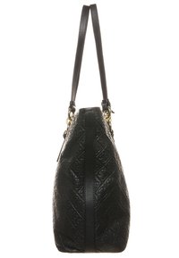Sac à main en cuir noir avec motif en losanges embossé, bandoulière unique et ferrures dorées. Forme arrondie avec finition texturée.