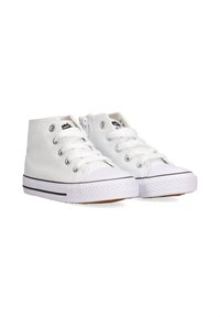Zapatillas de lona altas blancas con cordones, puntera de goma, franja negra en la suela y un práctico zipper lateral para facilitar su uso.