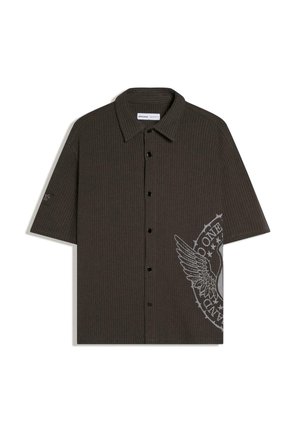 Donkerbruine ribgebreide korte mouwen blouse met knopen, kraag en een groot gevleugeld embleem aan de rechteronderkant.