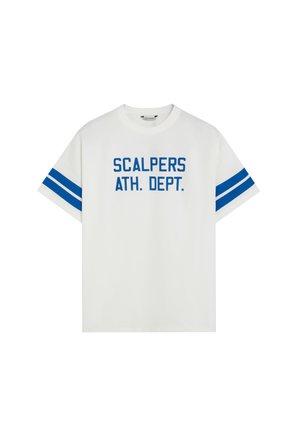 Camiseta blanca de algodón con texto azul "SCALPERS ATH. DEPT." en el frente y rayas azules en las mangas. Corte clásico con mangas cortas.