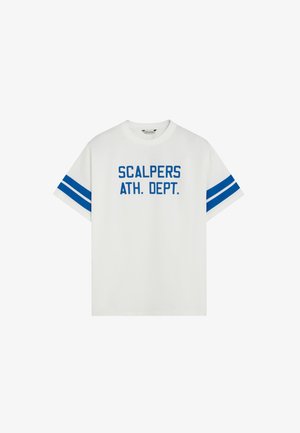 Tricou alb din bumbac cu text albastru "SCALPERS ATH. DEPT." pe față și dungi albastre pe mâneci. Croială clasică cu mâneci scurte.