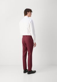 HUGO ARTI HESTEN  - Completo - dark pink