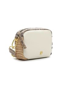 Borsa in pelle color crema con texture, dettagli intrecciati in stampa serpente beige e nera, dotata di ferrature dorate e chiusura con cerniera.