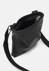 Calvin Klein Jeans MONOGRAM SOFT FLATPACK UNISEX - Borsa a tracolla - black