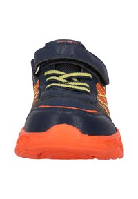 Blå og orange atletiksko med en perforeret læderoverdel, kontrasterende gule snørebånd og en robust gummisål. Velcro-rem detalje.