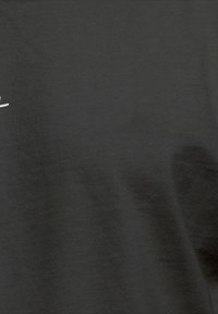 Schwarz mit einem einfachen weißen Grafikdesign auf der Vorderseite. Der Stoff wirkt weich mit einer glatten Textur und lässigem Schnitt.