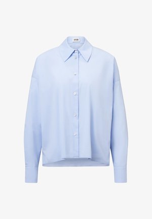 Camisa azul claro de manga larga con botones, cuello puntiagudo, puños abotonados y dobladillo ligeramente recortado.