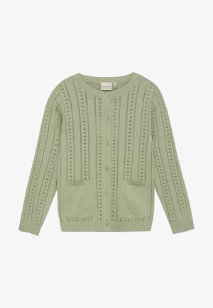 Lysegrøn strikket cardigan med vertikale øjeletmønstre, knapper foran, to forlommer og rund halsudskæring.