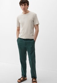 s.Oliver MIT FEINEM KAROMUSTER - Chino - tannengrün