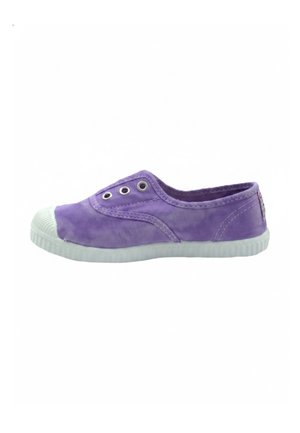 Sneaker slip-on viola in tela con suola e punta in gomma bianca, con occhielli metallici senza lacci.