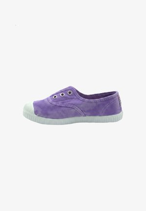 Sneaker slip-on viola in tela con suola e punta in gomma bianca, con occhielli metallici senza lacci.
