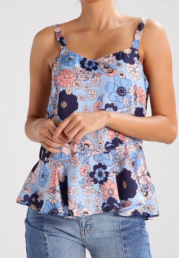 Blumenshirt mit Peplum in Hellblau, mit einer Mischung aus rosa, marineblauen und weißen Blumen. Aus leichtem Stoff mit dünnen Trägern gefertigt.