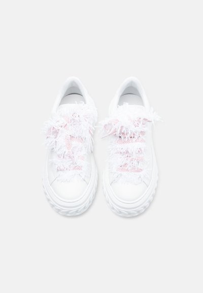 Λευκά αθλητικά παπούτσια με αφράτες λευκές και ροζ κορδόνια, στρογγυλερή μύτη, υφασμάτινη υφή και χοντρή, αυλακωτή λευκή σόλα.
