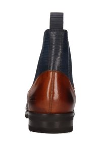 Stivale Chelsea da uomo in pelle con tacco marrone liscio, pannelli elasticizzati nervati blu navy e suola nera, visto da dietro.
