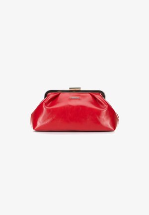 Rode leren clutch met een goudkleurige sluiting en een klein 'Wittchen' merklabel in het midden aan de voorkant.