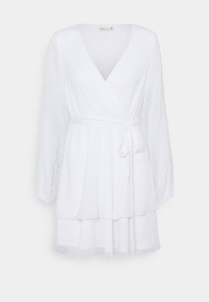 Witte lange mouw wikkeljurk met V-hals, doorschijnende gestructureerde stof, taillestrik en gelaagde rok.