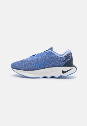 Lichtblauwe sportieve schoenen van mesh materiaal met een gestructureerd oppervlak, voorzien van een witte zool en donkerblauwe accenten.